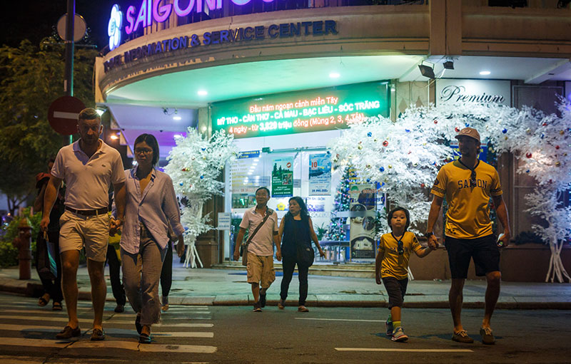 Sài Gòn trang hoàng rực rỡ trước lễ Giáng sinh